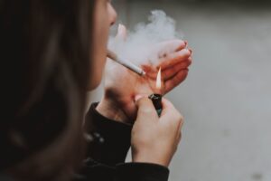 タバコを吸う女性の画像